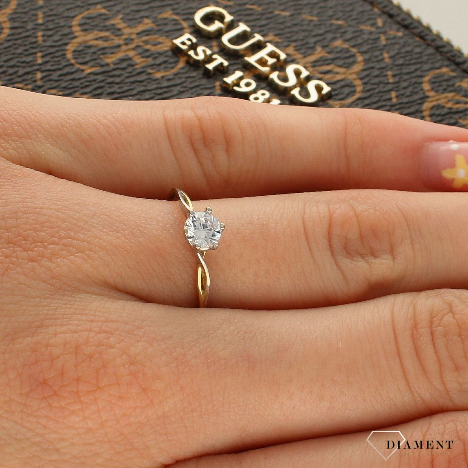 Złoty pierścionek 333 zaręczynowy z cyrkonią PI 1948. Złoty pierścionek z cyrkoniami. Złoty pierścionek z cyrkonią. Złoty pie.jpg